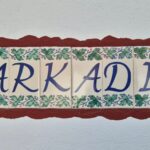 Texten Markadi på kakelplattor