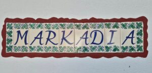 Texten Markadi på kakelplattor